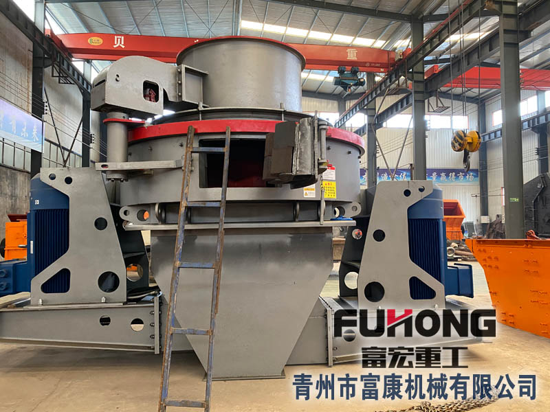 鵝卵石制砂機(jī)又稱沖擊式破碎機(jī)適用于軟或中硬和極硬物料的破碎、整形